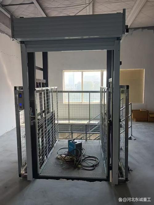 在工业生产与物流领域,厂房升降机作为重要的辅助设备,扮演着不可或缺
